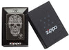 Zapalniczka Zippo czaszka z wygrawerowanych zawijasów w otwartym pudełku