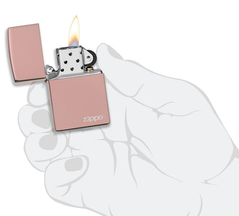 Zapalniczka Zippo różowe złoto o wysokim połysku z logo Zippo otwarta z płomieniem w stylizowanej dłoni