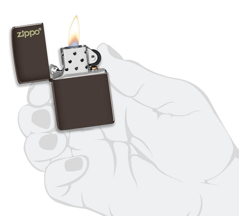 Zapalniczka Zippo matowa brązowa z logo Zippo otwarta z płomieniem w stylizowanej dłoni