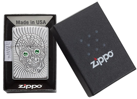 Zapalniczka Zippo kąt z głęboko grawerowaną czaszką z oczami z kryształków w otwartym pudełku