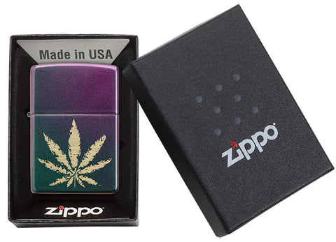 Zapalniczka Zippo Iridescent wygrawerowany laserowo liść konopi w otwartym pudełku prezentowym