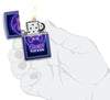 Zapalniczka Zippo lila z kontrolerem i napisem Play & Win otwarta z płomieniem w stylizowanej dłoni