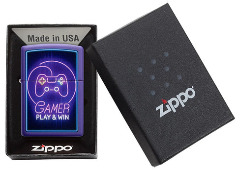 Zapalniczka Zippo lila z kontrolerem i napisem Play & Win w otwartym pudełku
