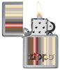 Vue de face du briquet tempête Zippo Stripes Design ouvert, avec flamme
