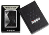 Briquet Zippo vue de face dans le coffret cadeau noir ouvert avec une illustration en couleur gris et noir et le logo de Zippo
