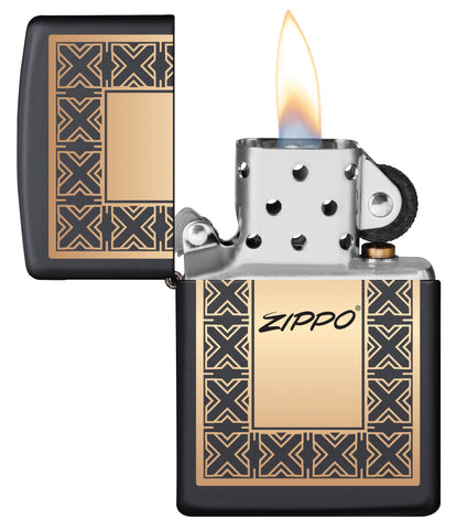 Vue de face du briquet tempête Zippo Art Deco Design ouvert, avec flamme