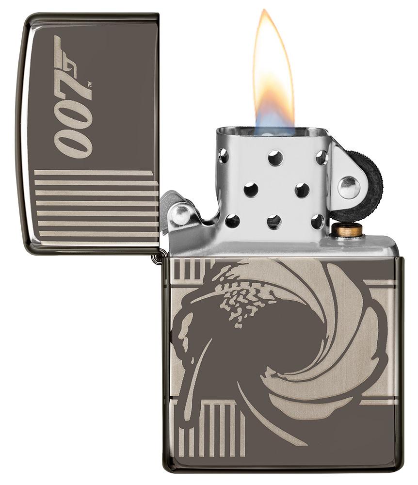 Widok z przodu zapalniczka Zippo szara błyszcząca James Bond 007 otwarta z płomieniem