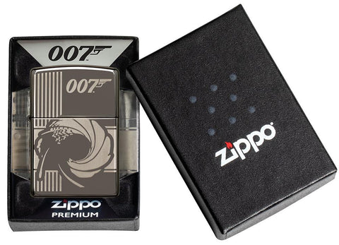 Widok z przodu zapalniczka Zippo szara błyszcząca James Bond 007 w otwartym opakowaniu prezentowym
