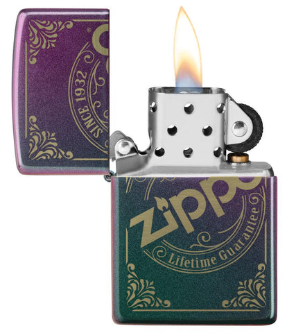 Widok z przodu zapalniczka Zippo Iridescent Matte z pieczątką z logo Zippo wygrawerowaną laserowo otwarta z płomieniem
