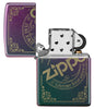 Widok z przodu zapalniczka Zippo Iridescent Matte z pieczątką z logo Zippo wygrawerowaną laserowo otwarta