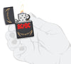 Widok z przodu zapalniczka Zippo okładka AC/DC Black Matte, High Voltage Rock and Roll Logo otwarta z płomieniem w stylizowanej dłoni