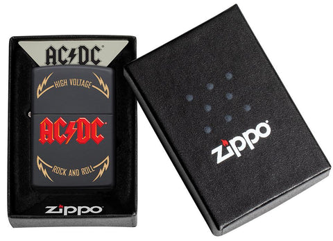 Widok z przodu zapalniczka Zippo okładka AC/DC Black Matte, High Voltage Rock and Roll Logo w otwartym opakowaniu AC/DC