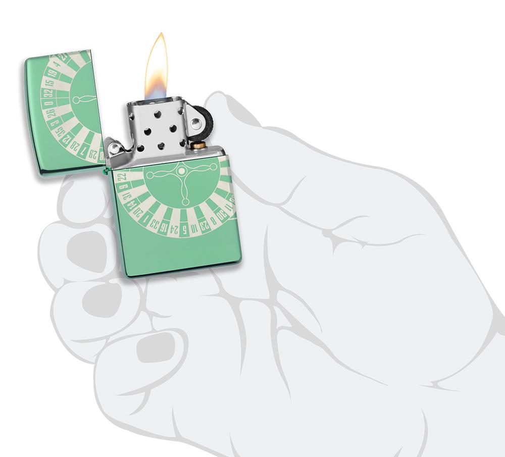 Widok z przodu zapalniczka Zippo High Polish Green z kołem ruletki w stylizowanej dłoni