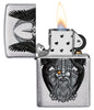 Widok z przodu zapalniczka Zippo chrom szczotkowany z głową ojca bogów Odyna otwarta z płomieniem