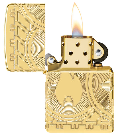 Zapalniczka Zippo Widok z przodu przedstawiający płomień Zippo na monecie z łukami okręgów w głębokim grawerunku Otwarta i zapalona