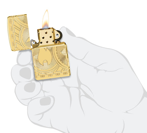 Zapalniczka Zippo widok z przodu otwarta i zapalona przedstawiająca płomień Zippo na monecie z łukami okręgów w głębokim grawerunku Otwarta i zapalona stylizowaną ręką