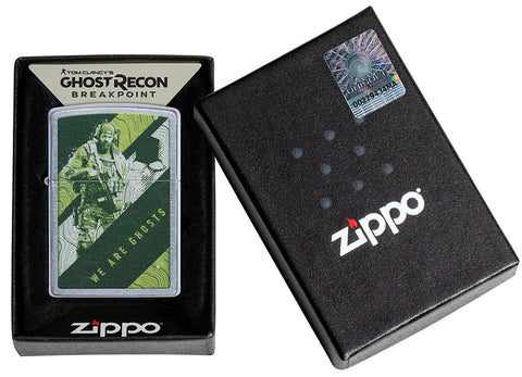 Zapalniczka Zippo Tom Clancy's Ghost Recon® zielony kamuflaż z żołnierzem w otwartym pudełku upominkowym