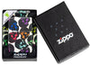 Zapalniczka Zippo z przodu Skulls Design z kilkoma różnokolorowymi czaszkami świecącymi w nocy, w czarnym pudełku premium