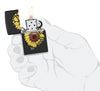 Zippo Feuerzeug mit gelber Sonnenblume und Totenköpfen auf einem schwarz mattem Hintergrund geöffnet mit Flamme in stilisierter Hand