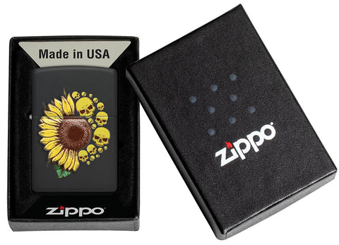 Zippo Feuerzeug mit gelber Sonnenblume und Totenköpfen auf einem schwarz mattem Hintergrund in offener Geschenkbox