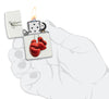 Zippo Feuerzeug weiß mit roten Boxhandschuhen geöffnet mit Flamme in stilisierter Hand