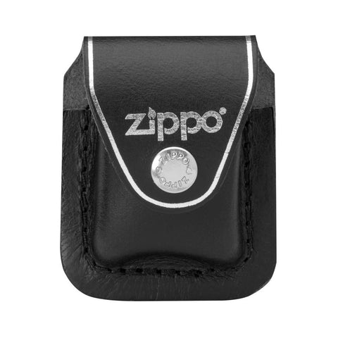 Widok z przodu skórzanego etui Zippo w kolorze czarnym z logo Zippo i przyciskiem