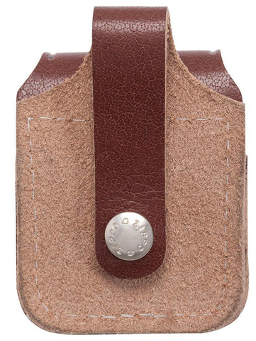 Widok z tyłu Skórzane etui Zippo w kolorze brązowym z logo Zippo i przyciskiem