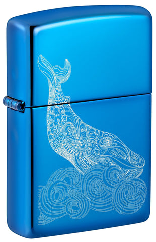 Zapalniczka Zippo Widok z przodu ¾ Angle Whale Design błyszczący jasnoniebieski z wygrawerowanym wielorybem z okrągłymi falami