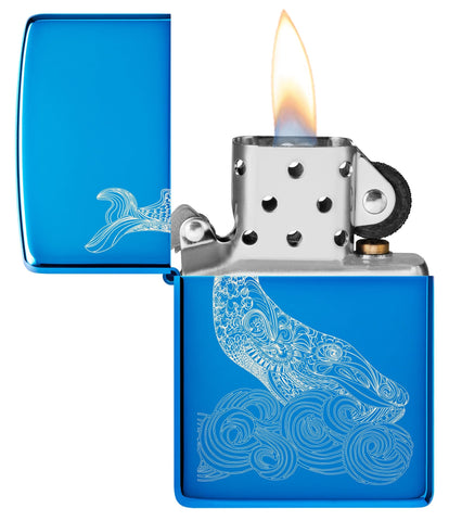 Zapalniczka Zippo Widok z przodu Wieloryb Design błyszczący jasnoniebieski z wygrawerowanym wielorybem z okrągłymi falami Otwarte i zapalone