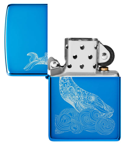 Zapalniczka Zippo Widok z przodu Whale Design błyszczący jasnoniebieski z wygrawerowanym wielorybem z okrągłymi falami Otwarte i niezapalone