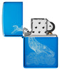 Zapalniczka Zippo Widok z przodu Whale Design błyszczący jasnoniebieski z wygrawerowanym wielorybem z okrągłymi falami Otwarte i niezapalone