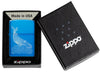 Zapalniczka Zippo Whale Design błyszczący jasnoniebieski w otwartym opakowaniu z wygrawerowanym wielorybem z okrągłymi falami