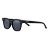 Zippo Okulary przeciwsłoneczne Widok z przodu ¾ kąt z szerokimi ramkami w kolorze czarnym i z białym logo Zippo