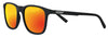 Zippo Okulary przeciwsłoneczne Widok z przodu ¾ kąt z soczewkami w kolorze złotym i wąską kwadratową oprawką w kolorze czarnym z białym logo Zippo