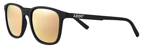 Zippo Okulary przeciwsłoneczne Widok z przodu ¾ kąt z soczewkami w kolorze Rose Gold i wąską kwadratową oprawką w kolorze czarnym z białym logo Zippo