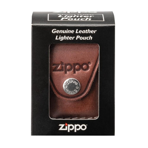 Widok z przodu Zippo skórzane etui brązowe z logo Zippo i przyciskiem w opakowaniu